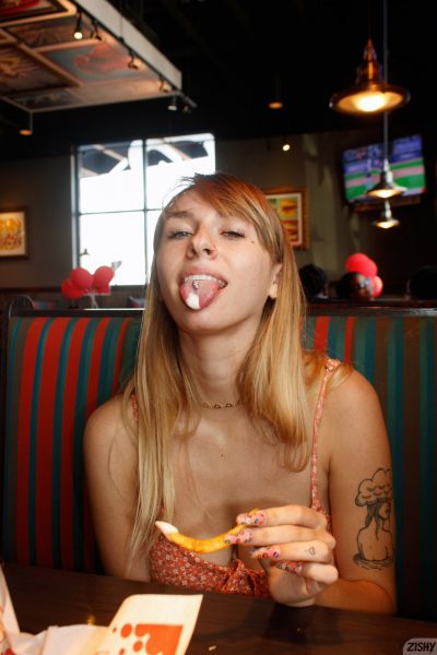 Angel Youngs Eats A Red Robin Zishy