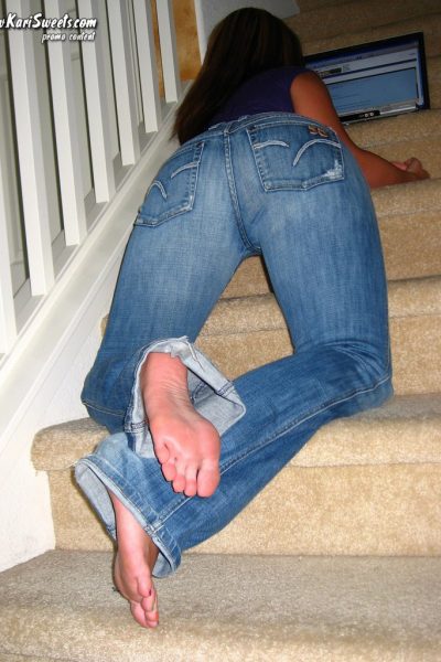 Kari Sweets Bottomless Candids