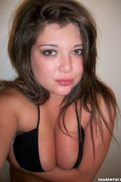 Kelly Rich Busty Bikini Girlfriend