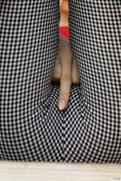 Kerin Metzger Gets Goosed Zishy