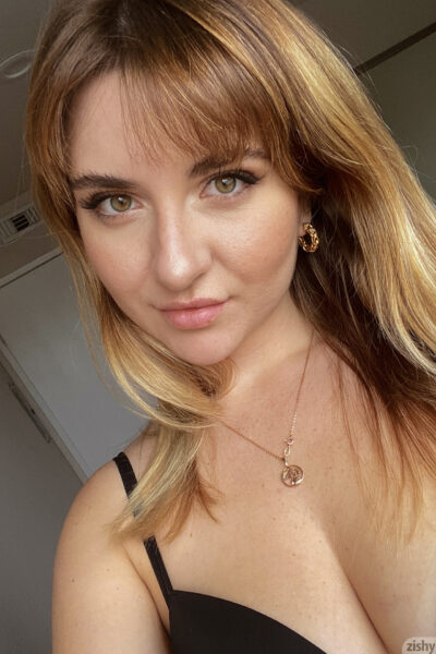 Olivia Yukon Nude At Home Zishy