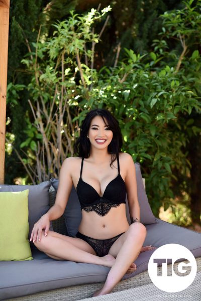 Reina Sexy Asian Model In Black Lingerie