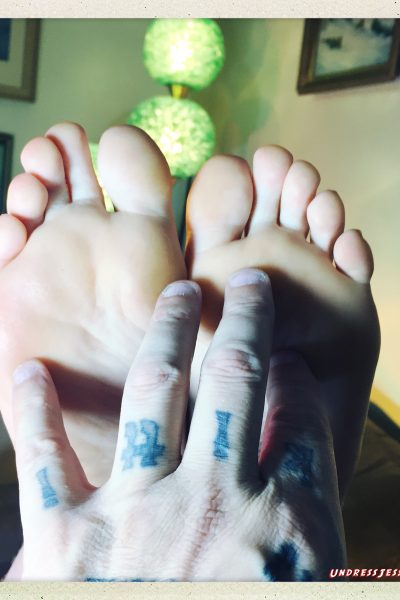 Undress Jess feet and boobs